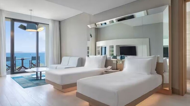 Twin Premium Room with Balcony and Sea View 